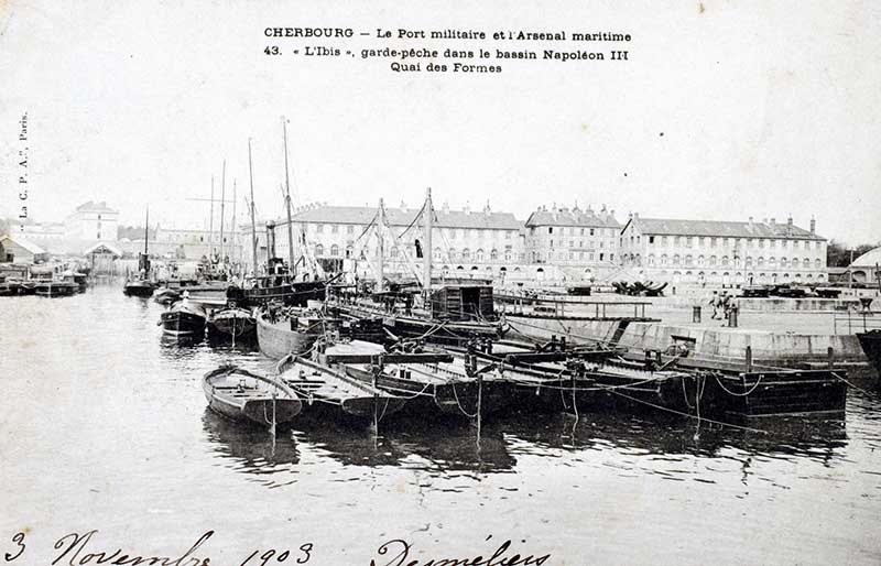 43 Le port militaire et l'Arsenal maritime.- Carte postale, La C. P. A. Paris, vers 1903. (AD Manche. Série FI).