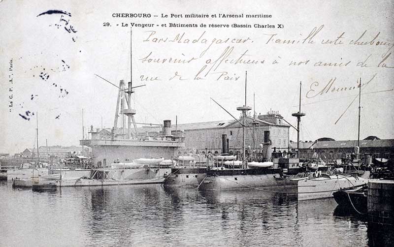 29 Le Port militaire et l'Arsenal maritime. « Le Vengeur » et Bâtiments de réserve.- Carte postale. (AD Manche. Série FI).