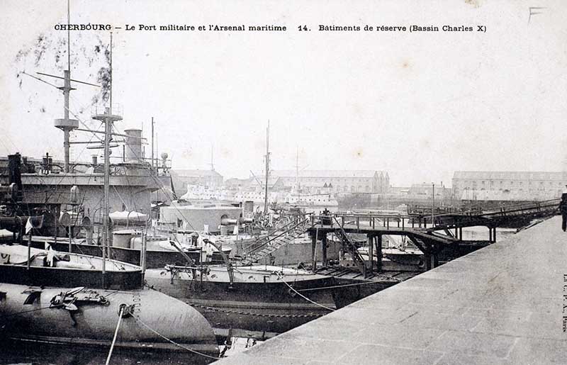 14 Le Port militaire et l'Arsenal maritime. Bâtiments de réserve (Bassin Charles X).- Carte postale. (AD Manche. Série FI).