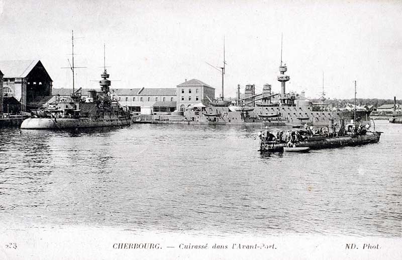 23 Cuirassé dans l'Avant-Port.- Carte postale, ND. Phot. (AD Manche. Série FI).