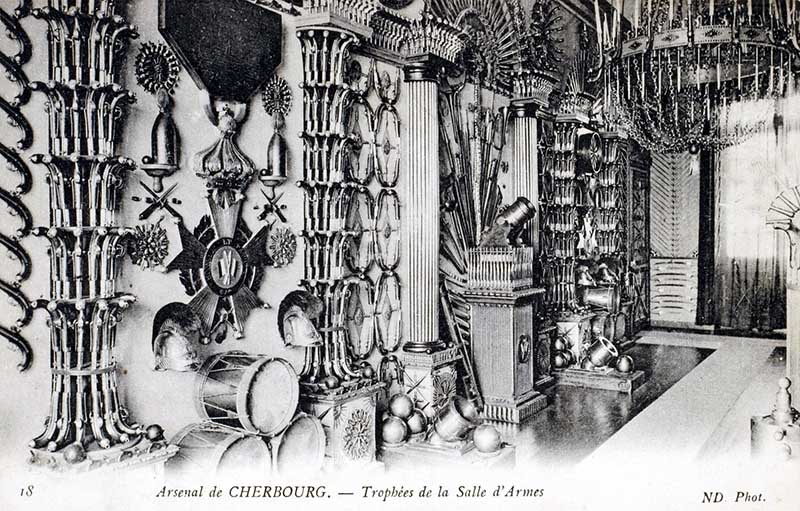 18 Arsenal de CHERBOURG. Trophées de la Salle d'Armes.- Carte postale, ND Phot. (AD Manche. Série FI).