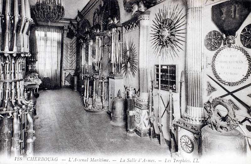 L'Arsenal Maritime. La Salle d'Armes. Les Trophées.- Carte postale, LL. (AD Manche. Série FI).