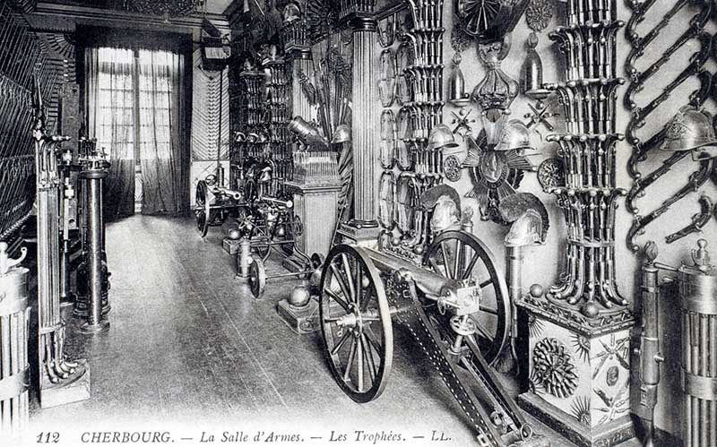 La Salle d'Armes. Les Trophées.- Carte postale, LL. (AD Manche. Série FI).