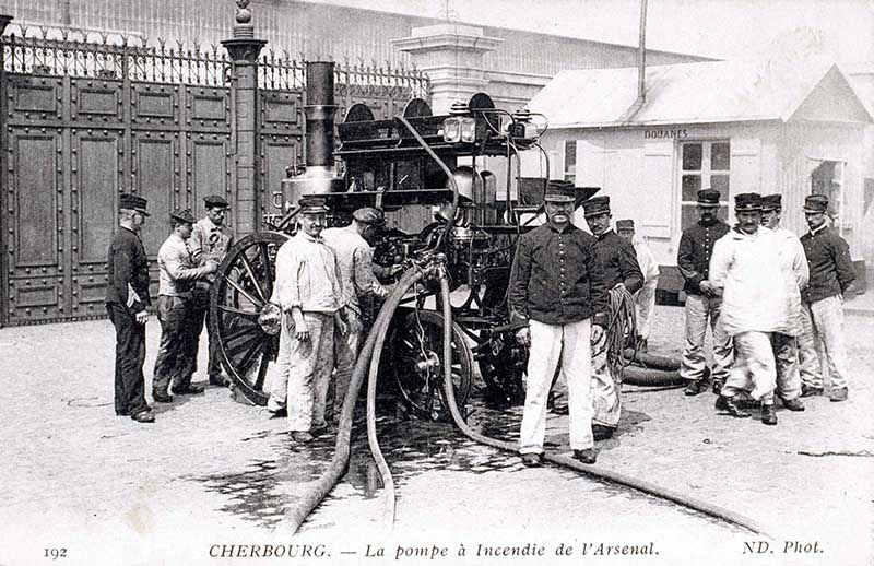 192 La pompe à Incendie de l'Arsenal.- Carte postale, ND. Phot. (AD Manche. Série FI).