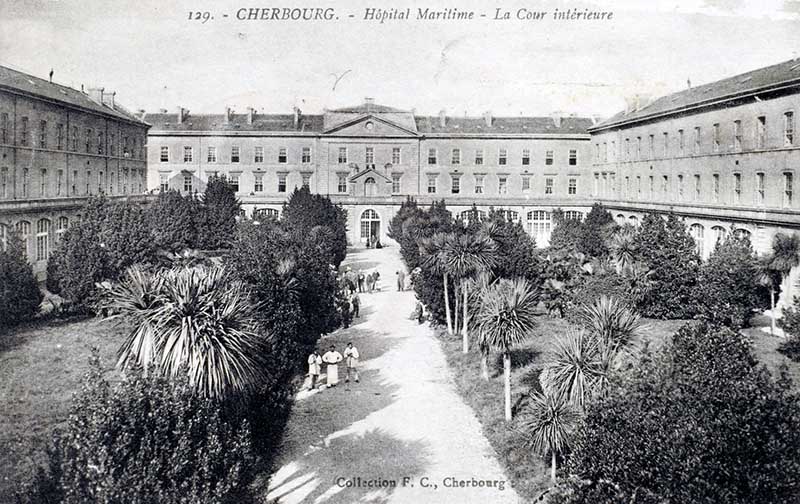 129 Hôpital Maritime - La Cour intérieure.- Carte postale, Collection F. C., Cherbourg. (AD Manche. Série FI).
