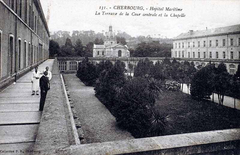 131 Hôpital Maritime. La Terrasse de la Cour centrale et la Chapelle.- Carte postale, LL. (AD Manche. Série FI).