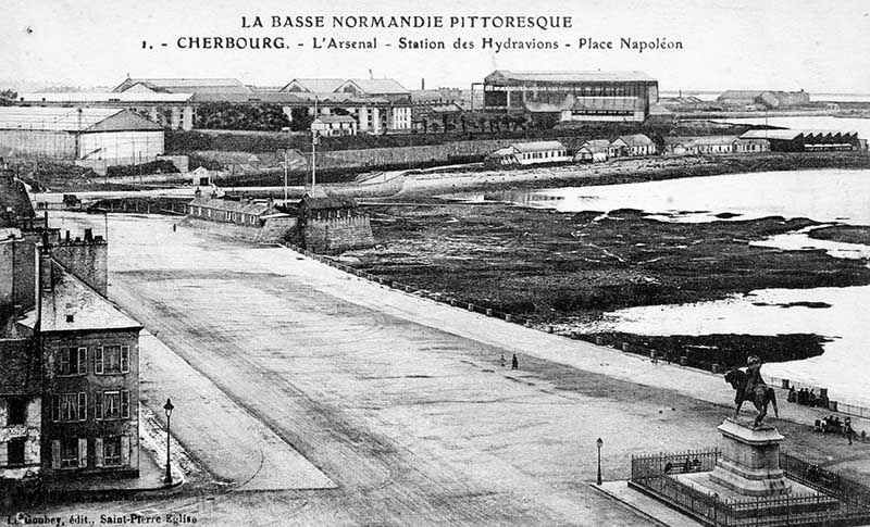 1 L'Arsenal - Station des Hydravions - Place Napoléon.- Carte postale, LA BASSE NORMANDIE PITTORESQUE. (AD Manche. Série FI).