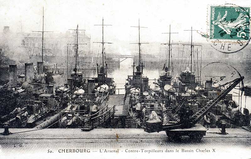 50 L'Arsenal. Contre-Torpilleurs dans le Bassin Charles X.- Carte postale, L. G., vers 1913. (AD Manche. Série FI).