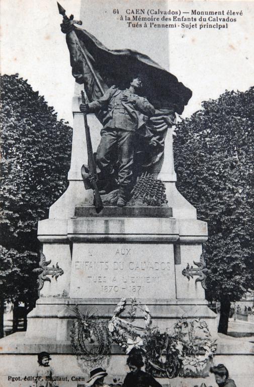 64 CAEN (Calvados) - Monument élevé à la Mémoire des Enfants du Calvados Tués à l'ennemi - Sujet principal. Carte postale, [début XXe siècle] (Collection particulière).