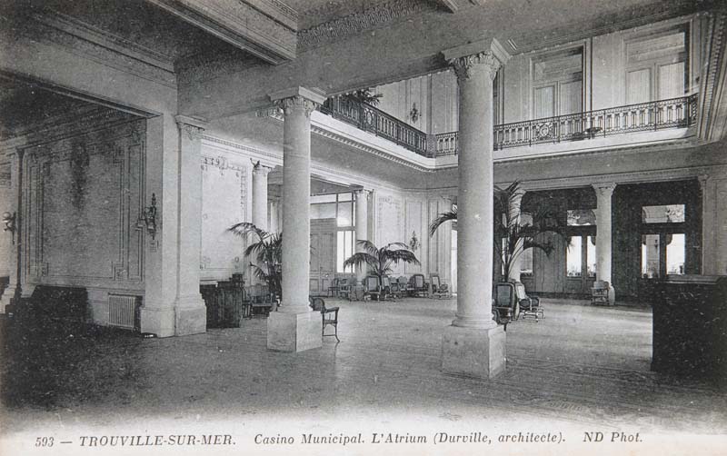 '593 - Trouville-sur-Mer. Casino Municipal. L''Atrium (Durville, architecte). Vue de l''atrium prise depuis la salle de lecture [rez-de-chaussée : n° 12].- Carte postale, ND Phot. éd., n.d., vers 1912, n. et b., 17,7 x 8,8 cm. (Collection particulière Jean Moisy, Sainte-Adresse).'