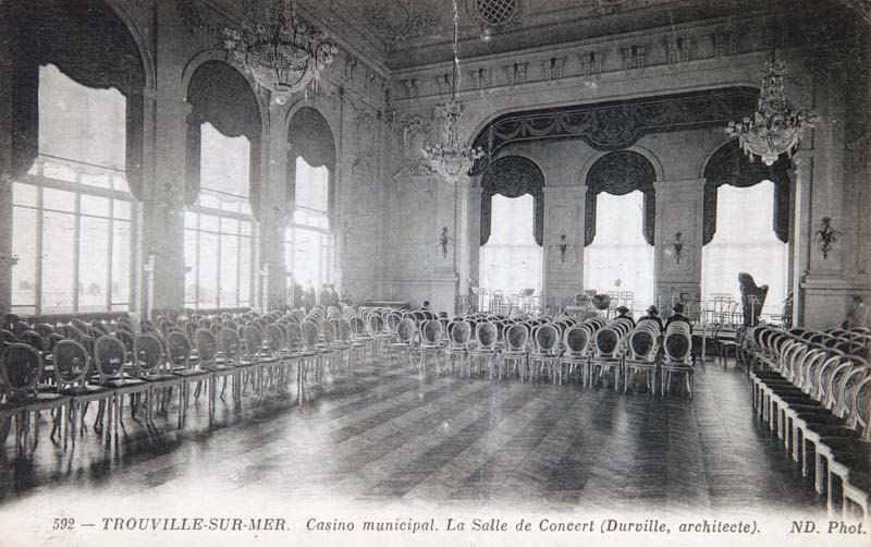 Une salle de jeux du casino de Trouville (ancienne salle des fêtes).- Photographie ancienne, H. Baranger, 1938. Tirage original sur papier, n. et b., 16,7 x 22,4 cm. (Musée municipal, Villa Montebello, Trouville-sur-Mer. 000.1.343).