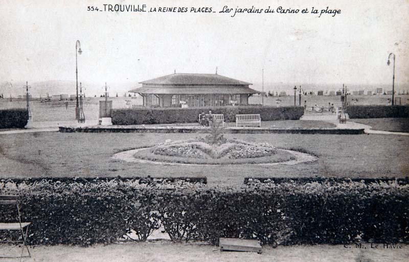 354 - Trouville. La Reine des Plages. Les jardins du Casino et la plage. Vue prise du sud-est.- Carte postale, n.s., n.d., vers 1912, n. et b., 17,7 x 8,8 cm. (Collection particulière Jean Moisy, Sainte-Adresse).