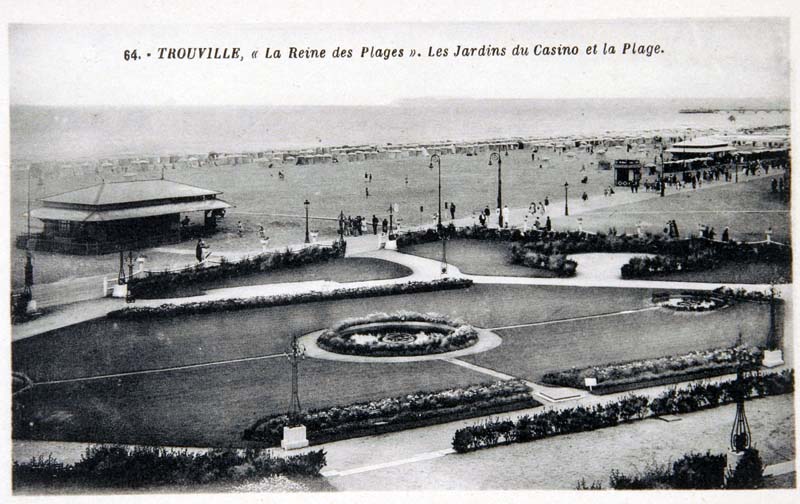 64. Trouville, "La Reine des Plages. Les Jardins du Casino et la Plage. Vue prise du sud-est depuis le casino.- Carte postale, n.s., n.d., vers 1912, n. et b., 17,7 x 8,8 cm. (Collection particulière Jean Moisy, Sainte-Adresse).