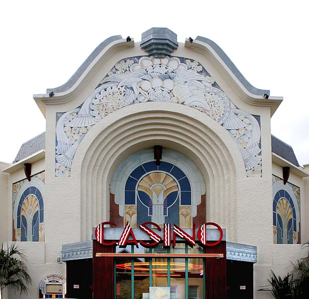 'Saint-Aubin-sur-Mer. Le casino. ; Vue de la partie haute de l''avant-corps axial de la façade principale nord-est.'