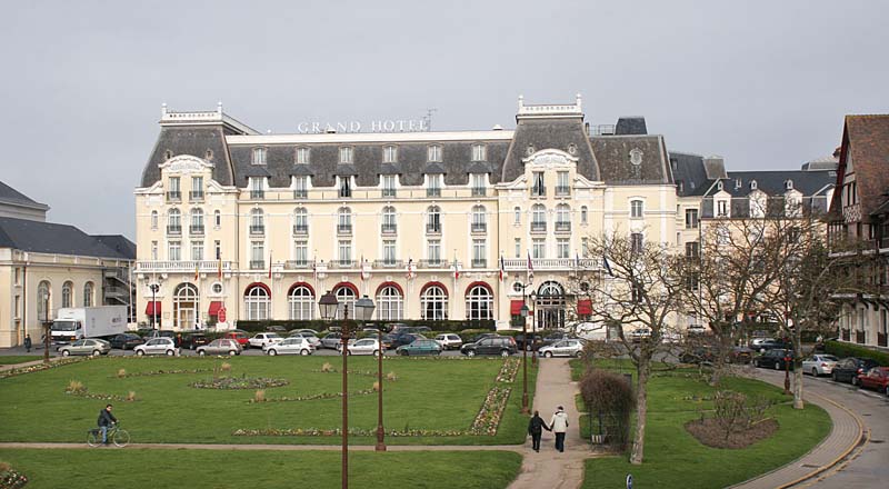 Vue du Grand Hôtel prise du sud depuis les jardins. ; Vue du Grand Hôtel prise du sud depuis les jardins. [3e casino].