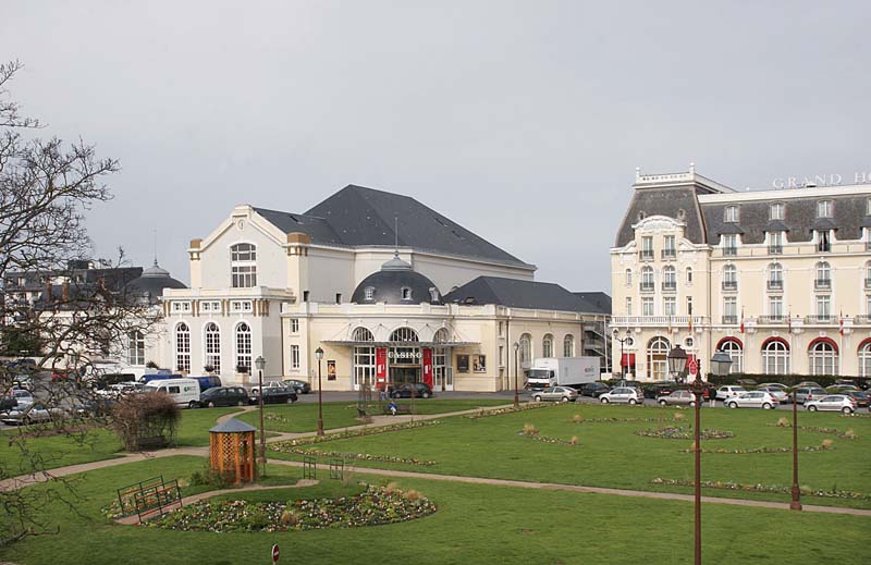 Vue du casino prise du sud depuis les jardins. [3e casino]. ; Cabourg. Vue du casino prise du sud depuis les jardins.