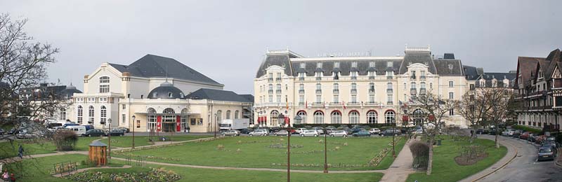 'Vue d''ensemble prise du sud depuis les jardins du casino ; le casino (à gauche) et le Grand Hôtel. [3e casino].'