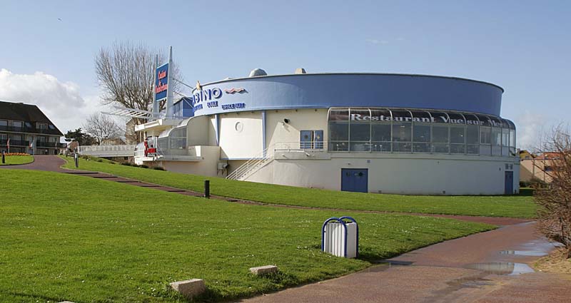 'Vue de la rotonde prise de l''est. ; Ouistreham. Vue de la rotonde du casino prise de l''est.'