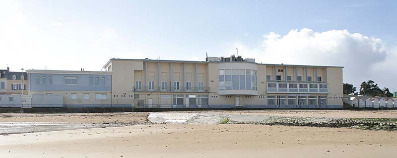 'Vue d''ensemble prise du nord-est depuis la plage. ; Luc-sur-Mer. Vue d''ensemble du casino prise du nord-est depuis la plage.'