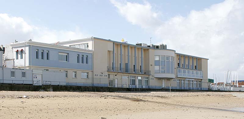 'Casino, vue d''ensemble prise de l''est depuis la plage ; Vue d''ensemble prise de l''est depuis la plage.'