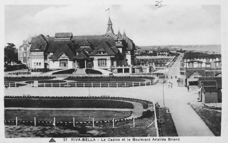 '97. Riva-Bella - Le Casino et le Boulevard Aristide Briand. Vue prise de l''est [2ème casino dit le Casino Municipal].- Carte postale, CAD éd., n.d., entre 1931 et 1940, n. et b., 17,7 x 8,8 cm. (AC Ouistreham).'