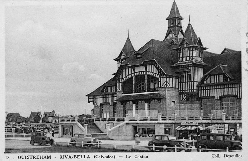 48. Ouistreham - Riva-Bella (Calvados) - Le Casino [2ème casino dit le Casino Municipal, vue prise du nord depuis la plage].- Carte postale, Coll. Desoulles, n.d., entre 1931 et 1940, n. et b., 17,7 x 8,8 cm. (AC Ouistreham).