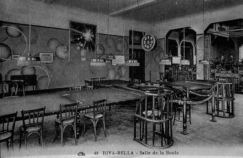 49. Riva-Bella - Salle de la Boule, rez-de-chaussée. [2ème casino dit le Casino Municipal].- Carte postale, CAD éd., n.d., entre 1931 et 1940, n. et b., 17,7 x 8,8 cm. (AC Ouistreham).