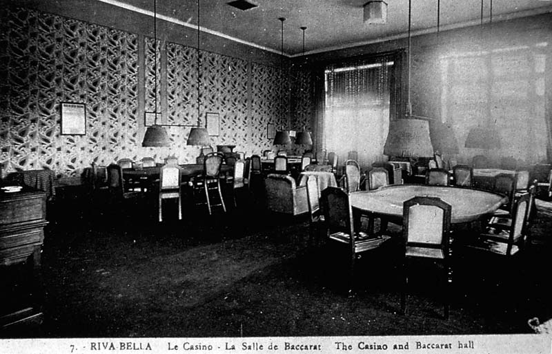 7. Riva-Bella. Le Casino. La Salle de Baccarat, rez-de-chaussée [2ème casino dit le Casino Municipal].- Carte postale, n.s., n.d., entre 1931 et 1940, n. et b., 17,7 x 8,8 cm. (AC Ouistreham).