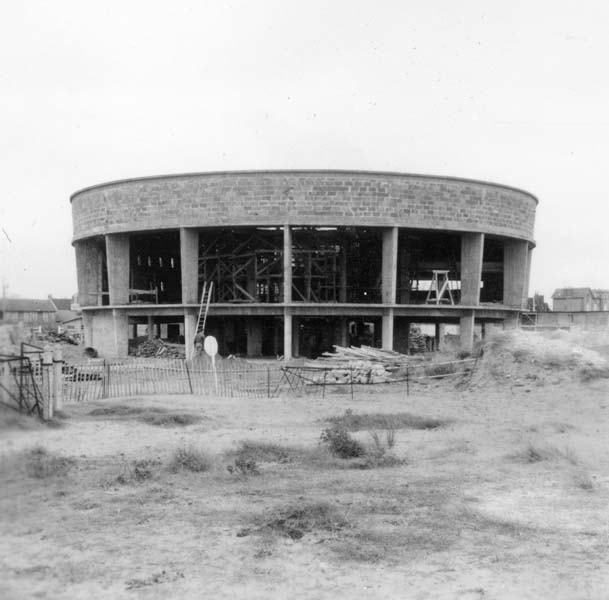 'Reconstruction du casino. Rotonde, vue d''ensemble prise du nord-est.- Photographie ancienne, n.s., 6 décembre 1956, [date manuscrite]. Tirage original sur papier brillant contrecollé sur carton, n. et b., 6,2 x 6,2 cm. (AC Ouistreham).'