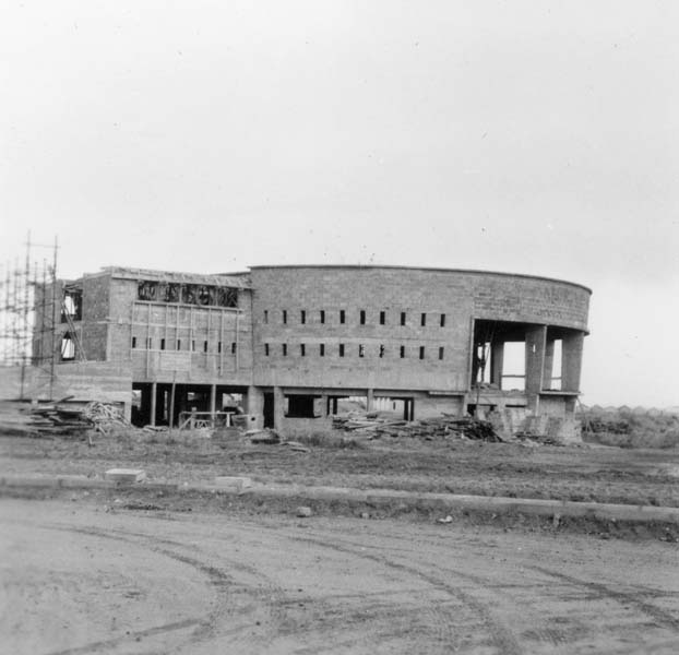 Reconstruction du casino. Rotonde, vue prise du sud.- Photographie ancienne, n.s., 6 décembre 1956, [date manuscrite]. Tirage original sur papier brillant contrecollé sur carton, n. et b., 6,2 x 6,2 cm. (AC Ouistreham).