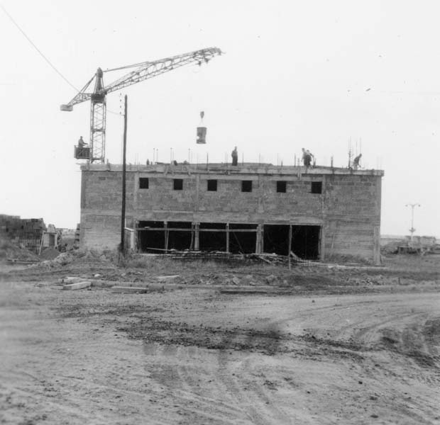 Reconstruction du casino. Théâtre, rez-de-chaussée et premier étage, vue prise du sud-ouest.- Photographie ancienne, n.s., 6 décembre 1956, [date manuscrite]. Tirage original sur papier brillant contrecollé sur carton, n. et b., 6,2 x 6,2 cm. (AC Ouistreham).