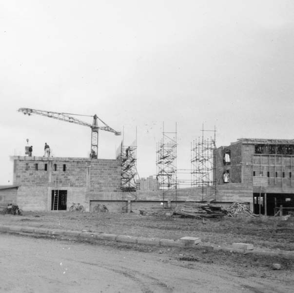 Reconstruction du casino. Théâtre, construction du plancher, vue prise du sud-est.- Photographie ancienne, n.s., 6 décembre 1956, [date manuscrite]. Tirage original sur papier brillant contrecollé sur carton, n. et b., 6,2 x 6,2 cm. (AC Ouistreham).