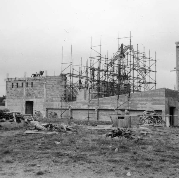 'Reconstruction du casino. Théâtre, construction du plancher, vue prise de l''est.- Photographie ancienne, n.s., 6 décembre 1956, [date manuscrite]. Tirage original sur papier brillant contrecollé sur carton, n. et b., 6,2 x 6,2 cm. (AC Ouistreham).'