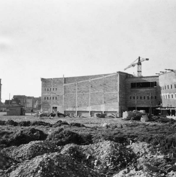 'Reconstruction du casino. Théâtre, vue prise de l''est.- Photographie ancienne, n.s., 1er mars 1957, [date manuscrite]. Tirage original sur papier brillant contrecollé sur carton, n. et b., 6,2 x 6,2 cm. (AC Ouistreham).'