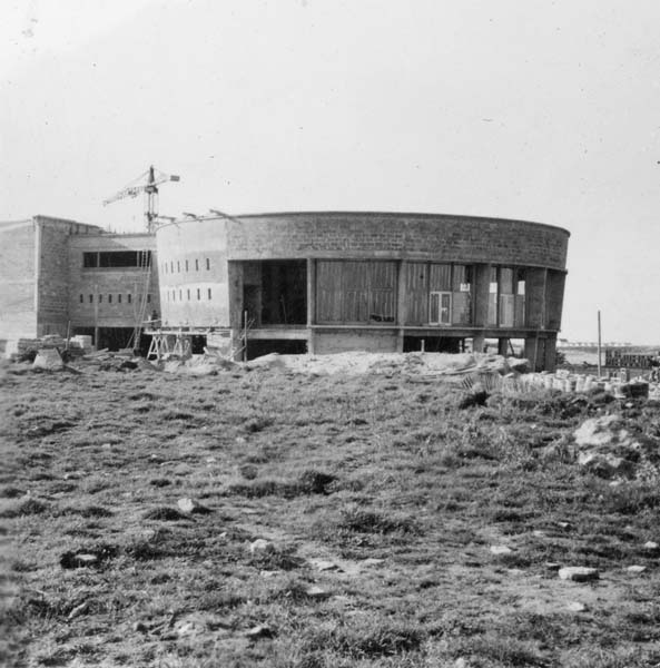 'Reconstruction du casino. Rotonde, vue prise de l''est.- Photographie ancienne, n.s., 22 février 1957, [date manuscrite]. Tirage original sur papier brillant contrecollé sur carton, n. et b., 6,2 x 6,2 cm. (AC Ouistreham).'