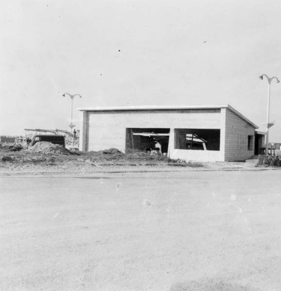 'Reconstruction du casino. Pavillon d''information, vue prise du sud.- Photographie ancienne, n.s., 1er mars 1957, [date manuscrite]. Tirage original sur papier brillant contrecollé sur carton, n. et b., 6,2 x 6,2 cm. (AC Ouistreham).'