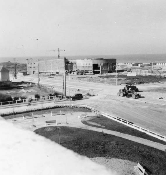 'Reconstruction du casino. Vue d''ensemble prise du sud-est.- Photographie ancienne, n.s., 15 mars 1957, [date manuscrite]. Tirage original sur papier brillant contrecollé sur carton, n. et b., 6,2 x 6,2 cm. (AC Ouistreham).'