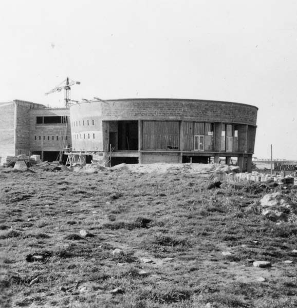 'Reconstruction du casino. Rotonde, vue prise de l''est.- Photographie ancienne, n.s., 1er mars 1957, [date manuscrite]. Tirage original sur papier brillant contrecollé sur carton, n. et b., 6,2 x 6,2 cm. (AC Ouistreham).'