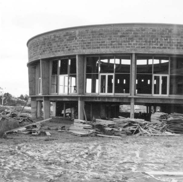 Reconstruction du casino. Rotonde, vue partielle prise du nord.- Photographie ancienne, n.s., 10 janvier 1957, [date manuscrite]. Tirage original sur papier brillant contrecollé sur carton, n. et b., 6,2 x 6,2 cm. (AC Ouistreham).