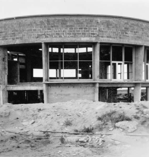 Reconstruction du casino. Rotonde, vue partielle prise du nord-est.- Photographie ancienne, n.s., 10 janvier 1957, [date manuscrite]. Tirage original sur papier brillant contrecollé sur carton, n. et b., 6,2 x 6,2 cm. (AC Ouistreham).