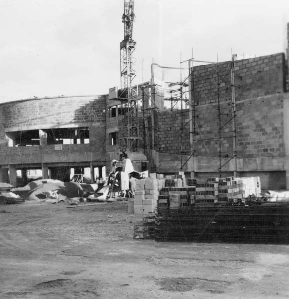 'Reconstruction du casino. Rotonde et théâtre, vue prise de l''ouest.- Photographie ancienne, n.s., 10 janvier 1957, [date manuscrite]. Tirage original sur papier brillant contrecollé sur carton, n. et b., 6,2 x 6,2 cm. (AC Ouistreham).'