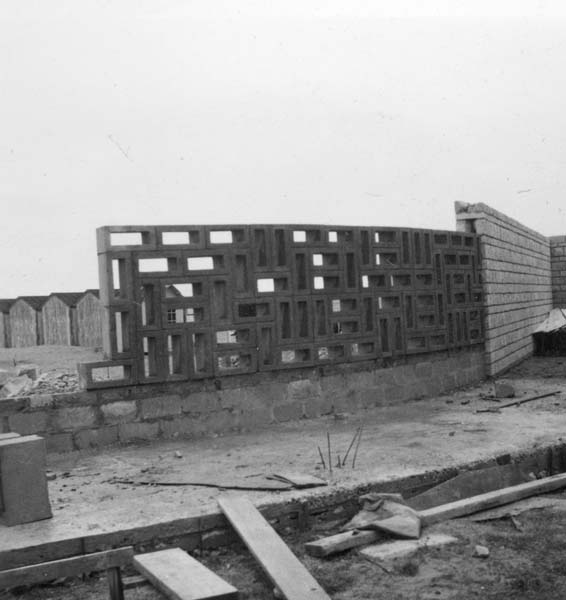 'Reconstruction du casino. Mur reliant le casino au pavillon de l''information, vue prise du sud-ouest.- Photographie ancienne, n.s., 1er février 1957, [date manuscrite]. Tirage original sur papier brillant contrecollé sur carton, n. et b., 6,2 x 6,2 cm. (AC Ouistreham).'