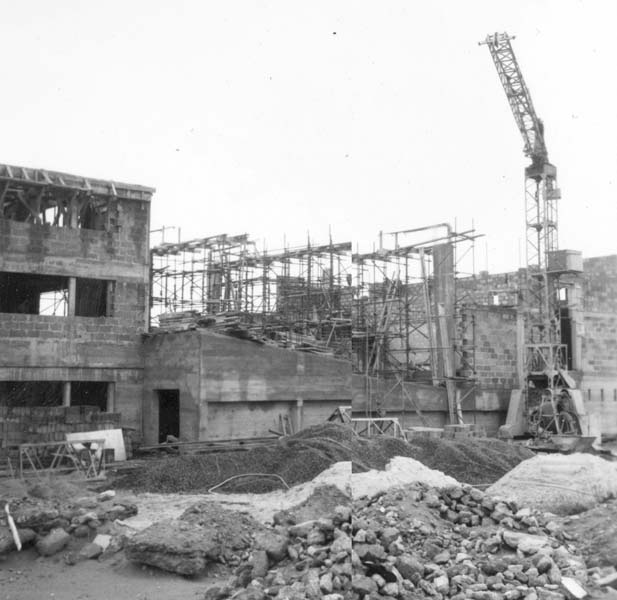 Reconstruction du casino. Théâtre, construction du plancher. Vue prise du sud-est.- Photographie ancienne, n.s., 15 décembre 1956, [date manuscrite]. Tirage original sur papier brillant contrecollé sur carton, n. et b., 6,2 x 6,2 cm. (AC Ouistreham).