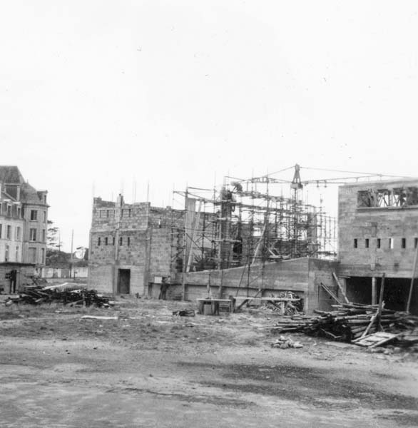 'Reconstruction du casino. Théâtre, construction du plancher. Vue prise de l''est.- Photographie ancienne, n.s., 15 décembre 1956, [date manuscrite]. Tirage original sur papier brillant contrecollé sur carton, n. et b., 6,2 x 6,2 cm. (AC Ouistreham).'