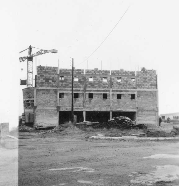 Reconstruction du casino. Théâtre, construction du 2ème étage. Vue prise du sud-ouest.- Photographie ancienne, n.s., 15 décembre 1956, [date manuscrite]. Tirage original sur papier brillant contrecollé sur carton, n. et b., 6,2 x 6,2 cm. (AC Ouistreham).