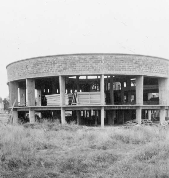 Reconstruction du casino. Rotonde, vue partielle prise du nord-est.- Photographie ancienne, n.s., 15 décembre 1956, [date manuscrite]. Tirage original sur papier brillant contrecollé sur carton, n. et b., 6,2 x 6,2 cm. (AC Ouistreham).