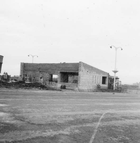 'Reconstruction du casino. Pavillon de l''information, vue prise du sud.- Photographie ancienne, n.s., 15 décembre 1956, [date manuscrite]. Tirage original sur papier brillant contrecollé sur carton, n. et b., 6,2 x 6,2 cm. (AC Ouistreham).'