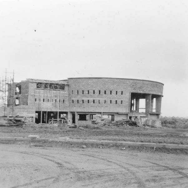 Reconstruction du casino. Rotonde, vue prise du sud.- Photographie ancienne, n.s., 6 décembre 1956, [date manuscrite]. Tirage original sur papier brillant contrecollé sur carton, n. et b., 6,2 x 6,2 cm. (AC Ouistreham).