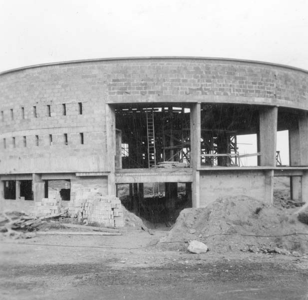 'Reconstruction du casino. Rotonde, vue partielle prise de l''est.- Photographie ancienne, n.s., 6 décembre 1956, [date manuscrite]. Tirage original sur papier brillant contrecollé sur carton, n. et b., 6,2 x 6,2 cm. (AC Ouistreham).'