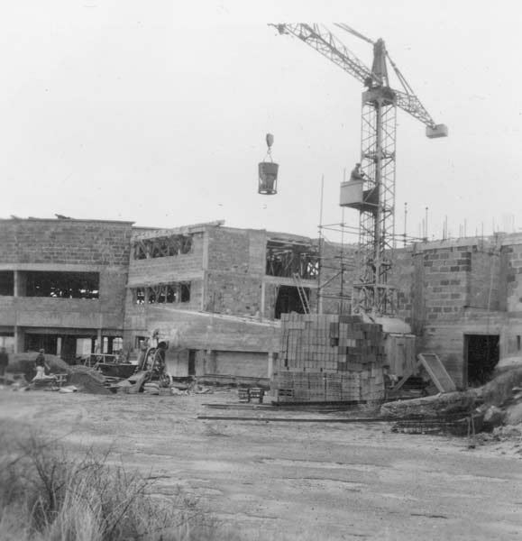 Reconstruction du casino. Théâtre, vue prise du nord.- Photographie ancienne, n.s., 6 décembre 1956, [date manuscrite]. Tirage original sur papier brillant contrecollé sur carton, n. et b., 6,2 x 6,2 cm. (AC Ouistreham).